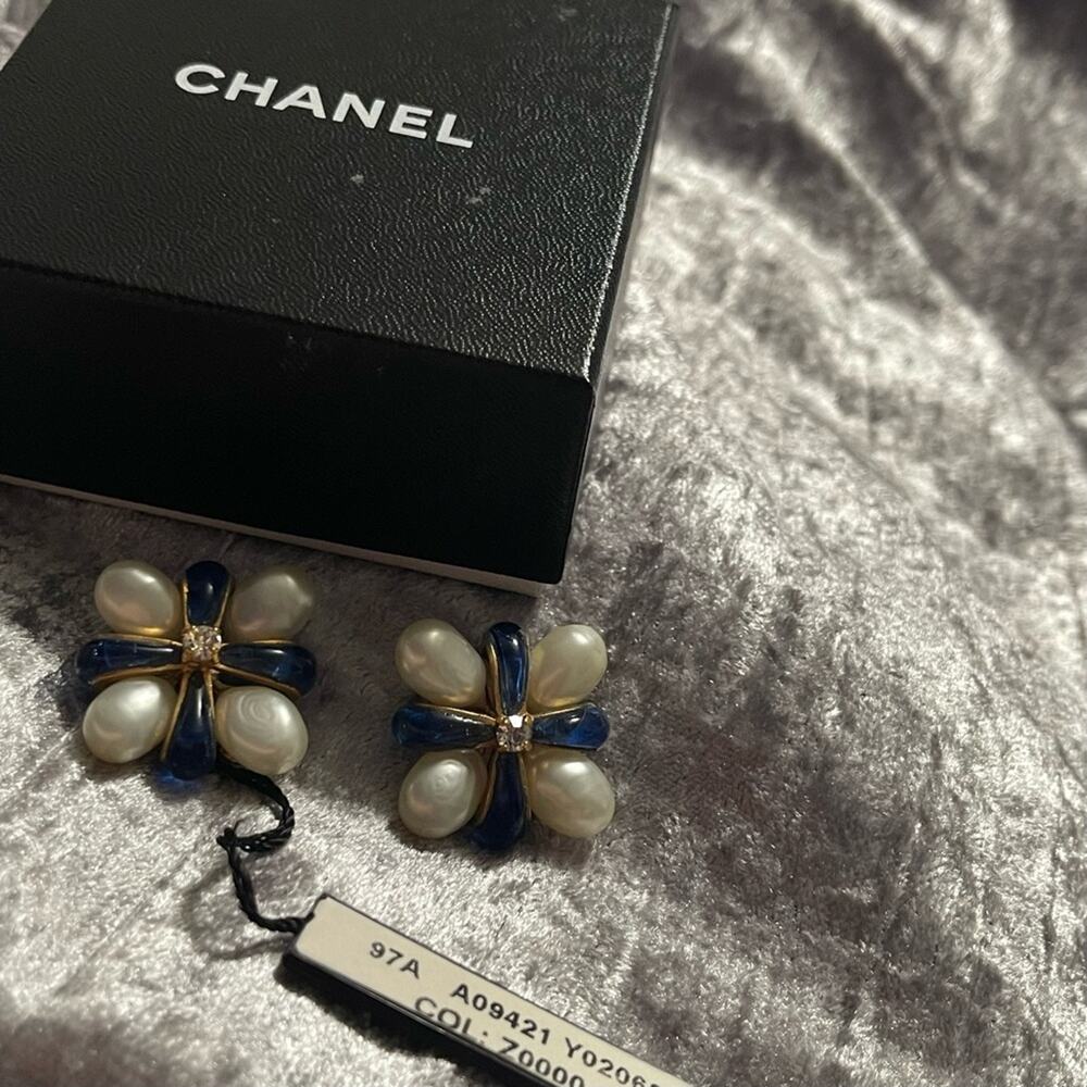 CHANEL Sapphire Gripoix, Pearl & Crystal CC Clip On Earrings Rare Vintage 1994 - Picture 5 of 9